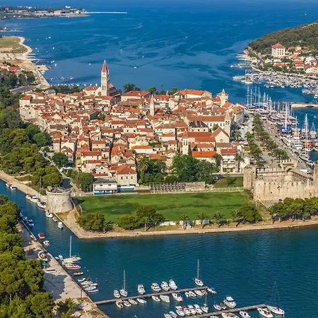 In Mastrinka With Loggia, Air Conditioning, Wifi, Washing Machine 5159-1 * Trogir