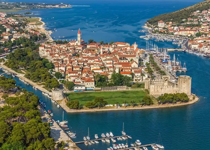 In Mastrinka With Loggia, Air Conditioning, Wifi, Washing Machine 5159-1 * Trogir