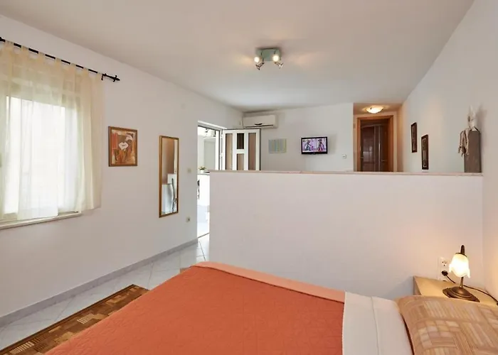 In Mastrinka With Loggia, Air Conditioning, Wifi, Washing Machine 5159-1 * Trogir
