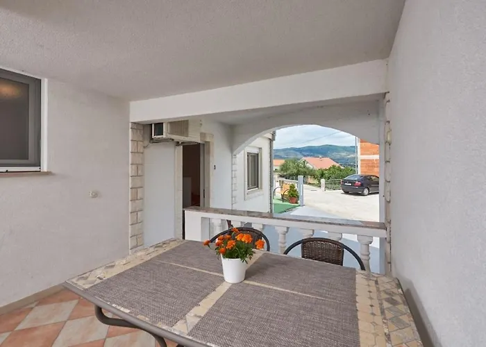 In Mastrinka With Loggia, Air Conditioning, Wifi, Washing Machine 5159-1 Appartement Trogir