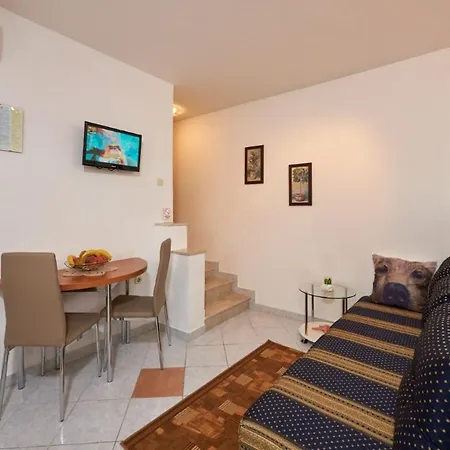 In Mastrinka With Loggia, Air Conditioning, Wifi, Washing Machine 5159-1 Trogir