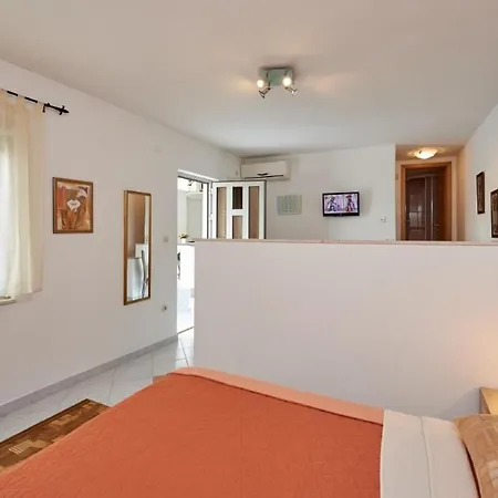 In Mastrinka With Loggia, Air Conditioning, Wifi, Washing Machine 5159-1 * Trogir
